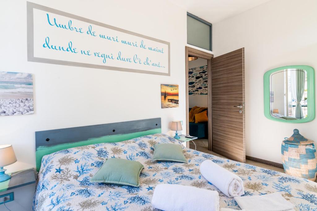 - une chambre avec un lit doté d'un couvre-lit bleu dans l'établissement New Fishermans House Seaside, Air conditioning & WI-FI, à Bordighera
