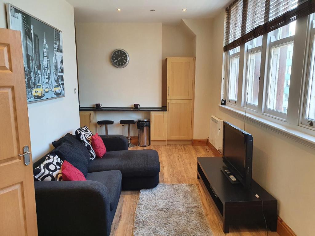 uma sala de estar com um sofá e uma televisão em Marina Court LA14 2HL em Barrow in Furness