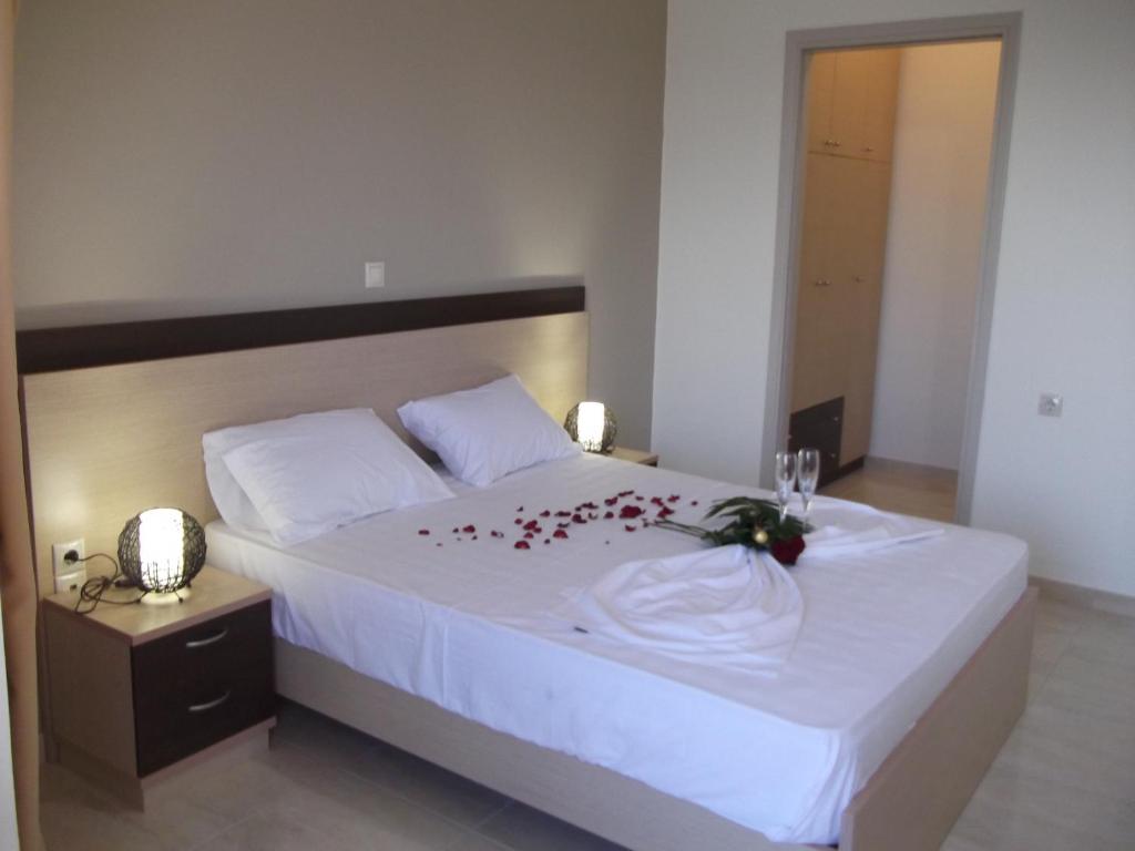 Posteľ alebo postele v izbe v ubytovaní Kritamos Beach Apartments