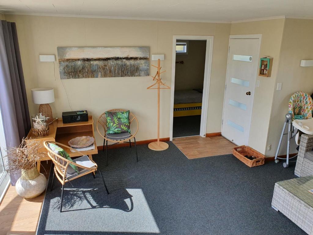 TV a/nebo společenská místnost v ubytování Stanmore Bay Beach House