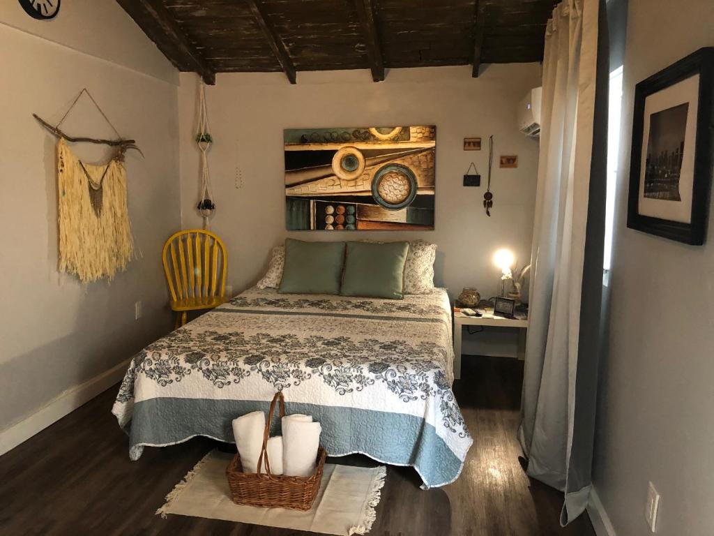 een kleine slaapkamer met een bed en een bureau bij Private and Secluded Studio in Little Havana - 6V in Miami