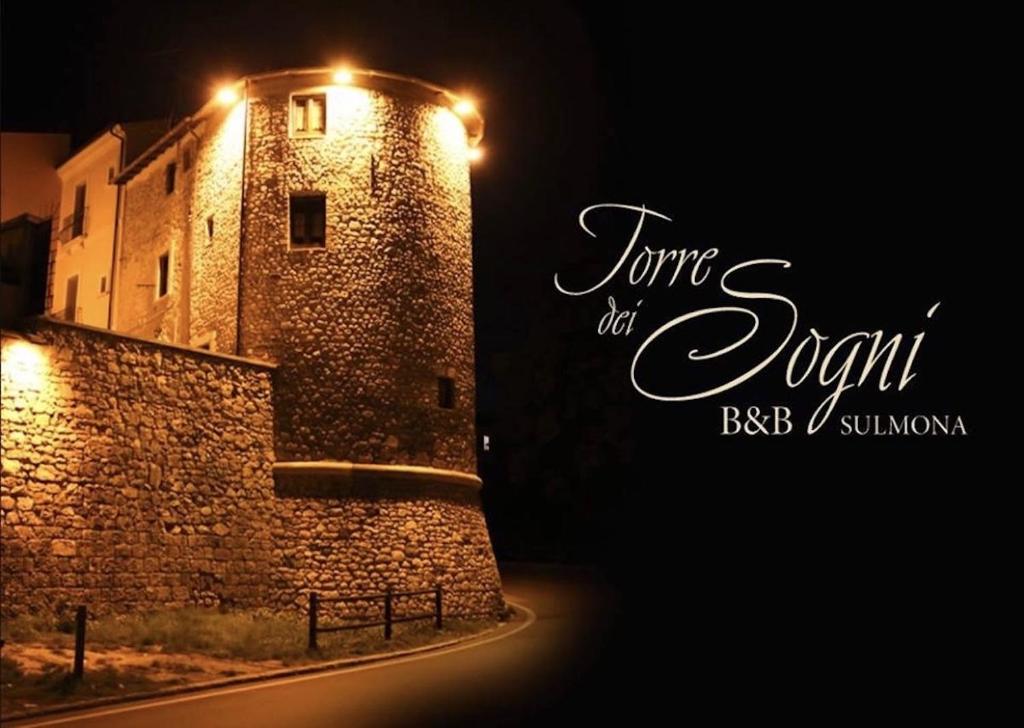 ein Gebäude mit seitlicher Beleuchtung in der Unterkunft Torre dei Sogni B&B in Sulmona