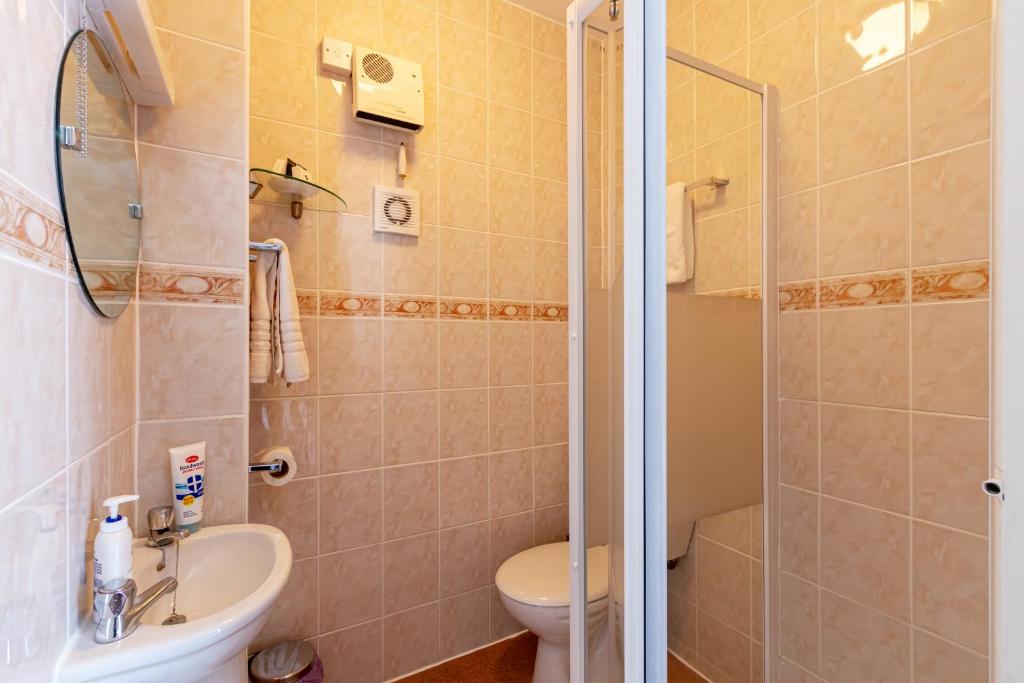Koupelna v ubytování Hubert House