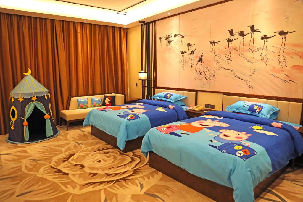 Postel nebo postele na pokoji v ubytování Guangdong Yingbin Hotel-Free Canton Fair Shuttle Bus