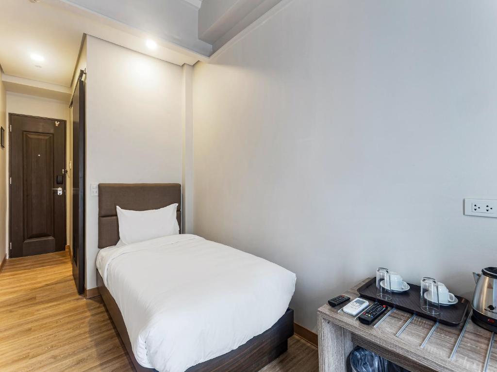 Postel nebo postele na pokoji v ubytování Airo Hotel Manila
