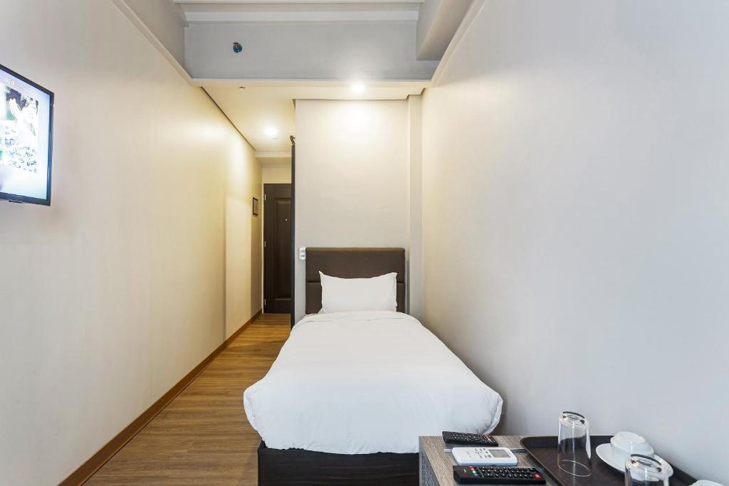 Postel nebo postele na pokoji v ubytování Airo Hotel Manila