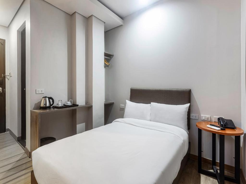 Кровать или кровати в номере Airo Hotel Manila