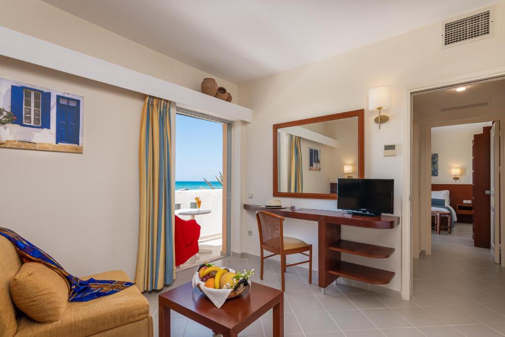 TV a/nebo společenská místnost v ubytování Anissa Beach Hotel