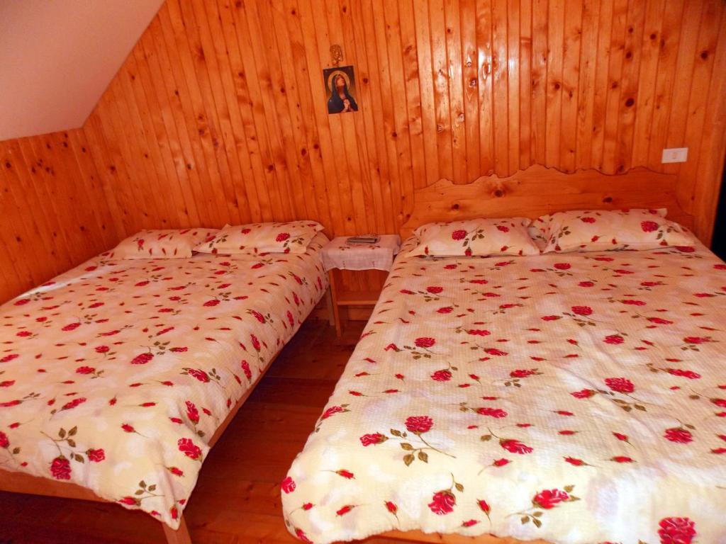 Postel nebo postele na pokoji v ubytování Pensiunea Paradiso
