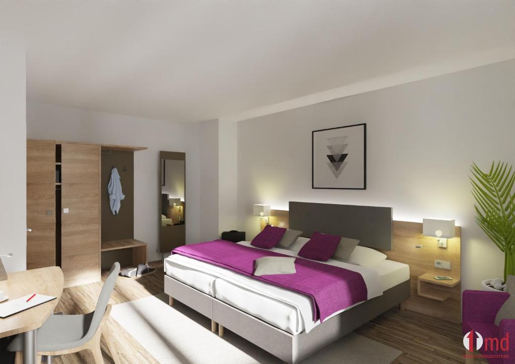 Aparthotel AVANGARD Living في فورشهايم: غرفة نوم مع سرير كبير مع ملاءات أرجوانية