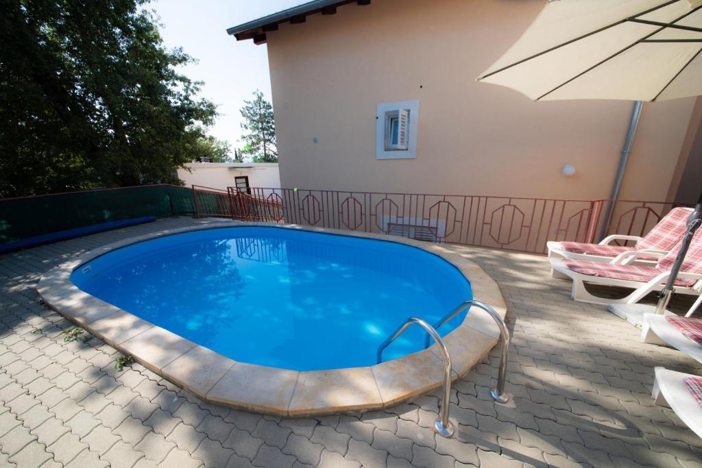 Bazén v ubytování Apartments Karina by El-Pi Tours nebo v jeho okolí