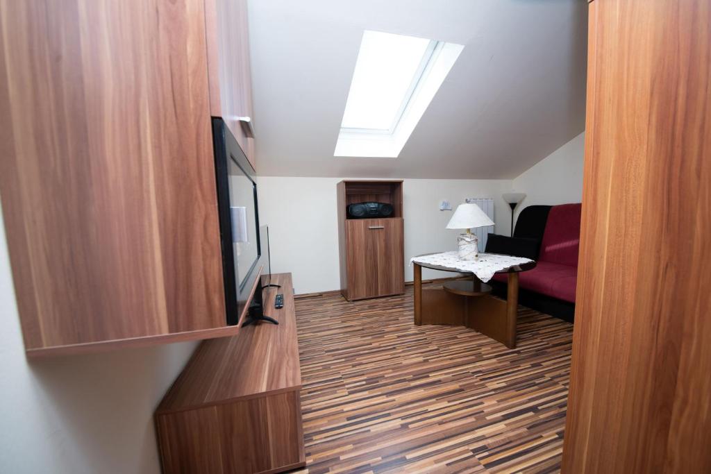 TV a/nebo společenská místnost v ubytování Apartments Karina by El-Pi Tours