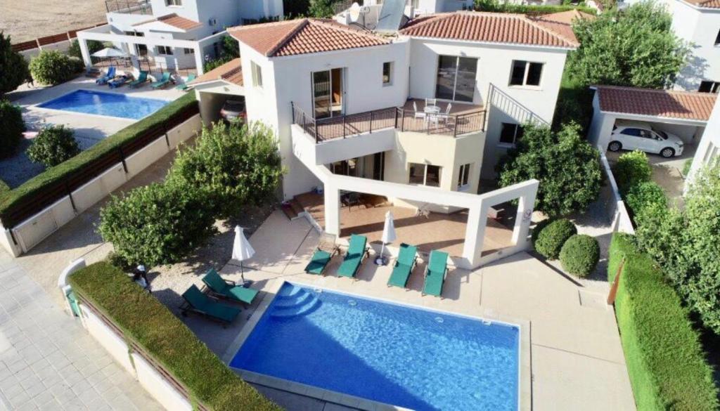 Piscina de la sau aproape de Holiday villa with pool and sea view!