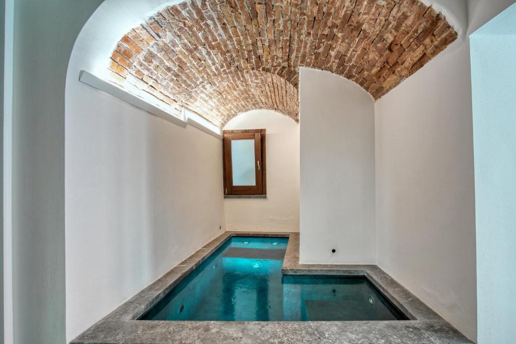 una piscina in un edificio con soffitto in mattoni di Villa Bordonaro - by Vacation Service a Cefalù