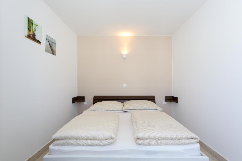 Posteľ alebo postele v izbe v ubytovaní SunAdria Apartments