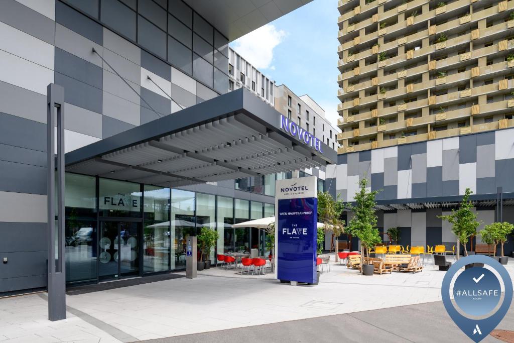 un bâtiment avec un panneau devant lui dans l'établissement Novotel Wien Hauptbahnhof, à Vienne