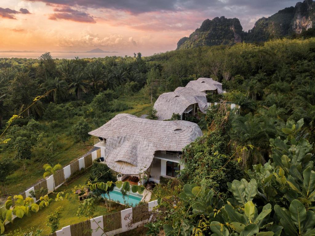 vista aerea di una casa con piscina di ALOE Ecological Boutique Villa 1 ad Ao Nam Mao