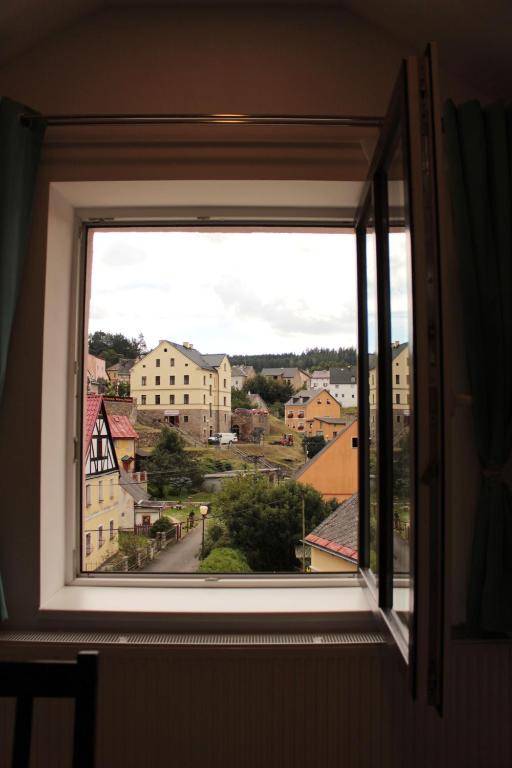 Nespecifikovaný výhled na destinaci Bečov nad Teplou nebo výhled na město při pohledu z aparthotelu