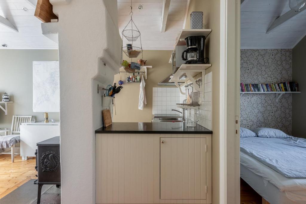 Kuchyň nebo kuchyňský kout v ubytování Vaxholm Seaview Cottage