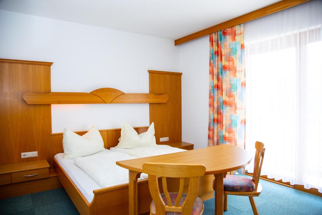 Postel nebo postele na pokoji v ubytování Erlebnishotel Kärnten-Mölltal 3 Stern Superior