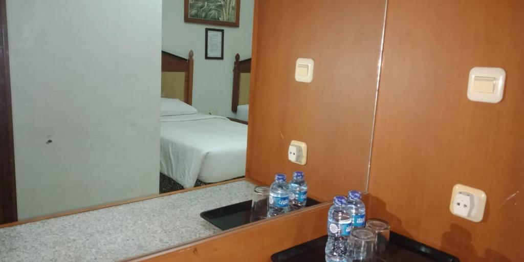 Hotel Yehezkiel Surapati Mitra RedDoorz - Economy Twin Room