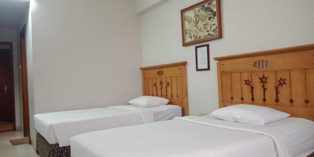 Hotel Yehezkiel Surapati Mitra RedDoorz - Quarto Duplo