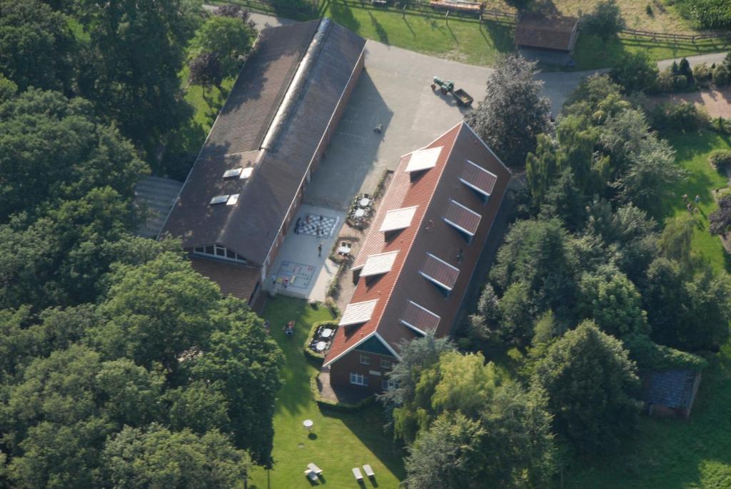una vista aérea de un edificio con coches aparcados fuera en Landferienhof Garbert, en Wilsum