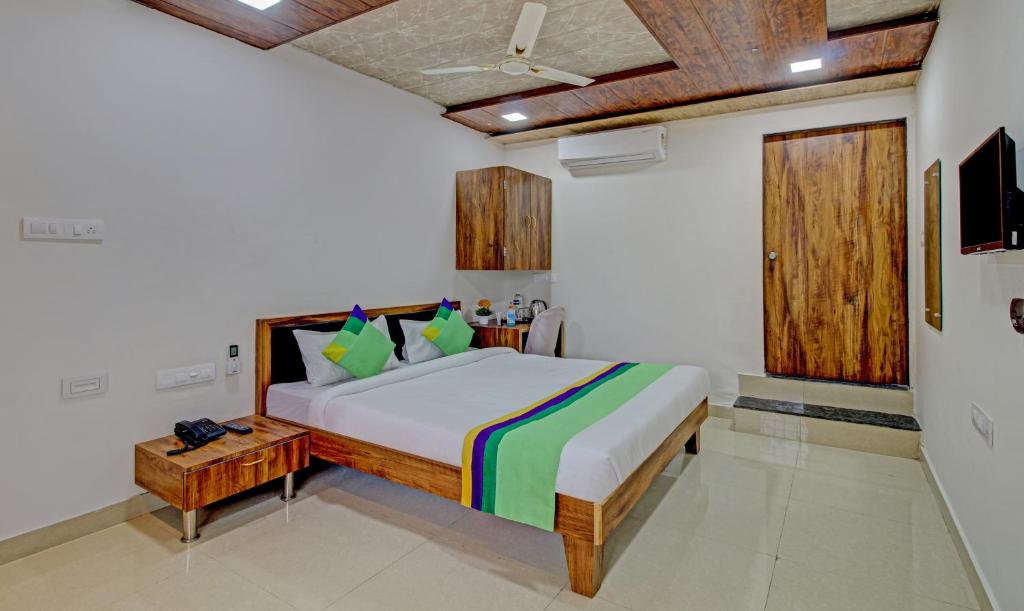 Voodi või voodid majutusasutuse Treebo Trend Sai Samrat Resort Satara toas