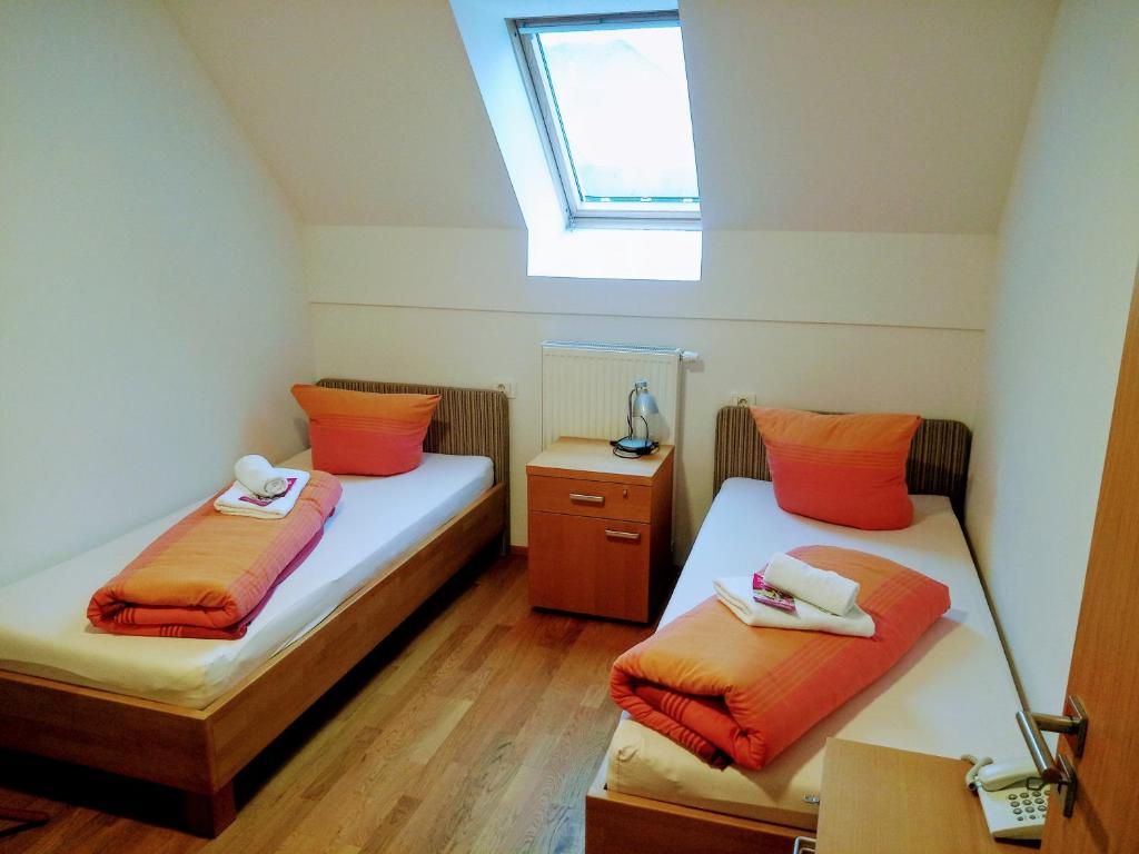 Postel nebo postele na pokoji v ubytování Garni Hotel Bovec