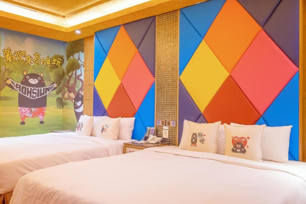 Duas camas num quarto com uma parede colorida em R7 Hotel em Kaohsiung