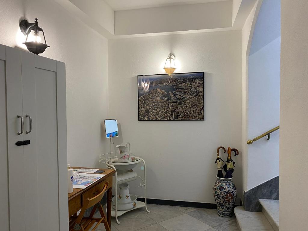 una camera con scrivania e orologio sul muro di B&B DORMIRE DAI GRIMALDI a Genova