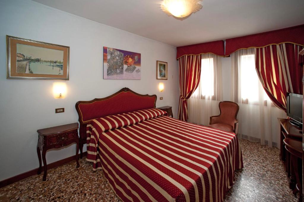 Postel nebo postele na pokoji v ubytování Hotel Fontana
