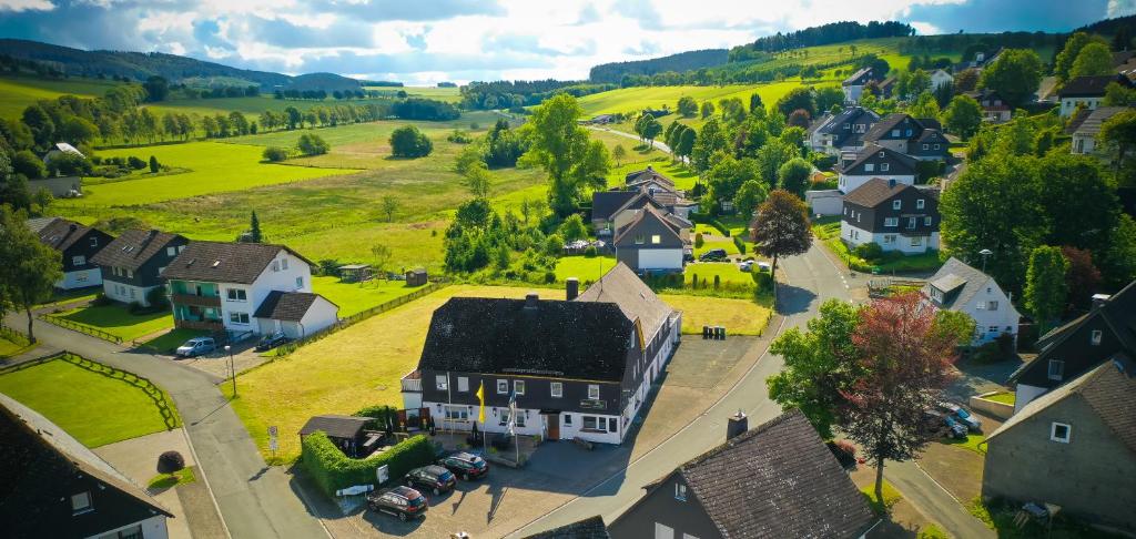 uma vista aérea de uma aldeia com casas em Gasthof Sonnental em Winterberg