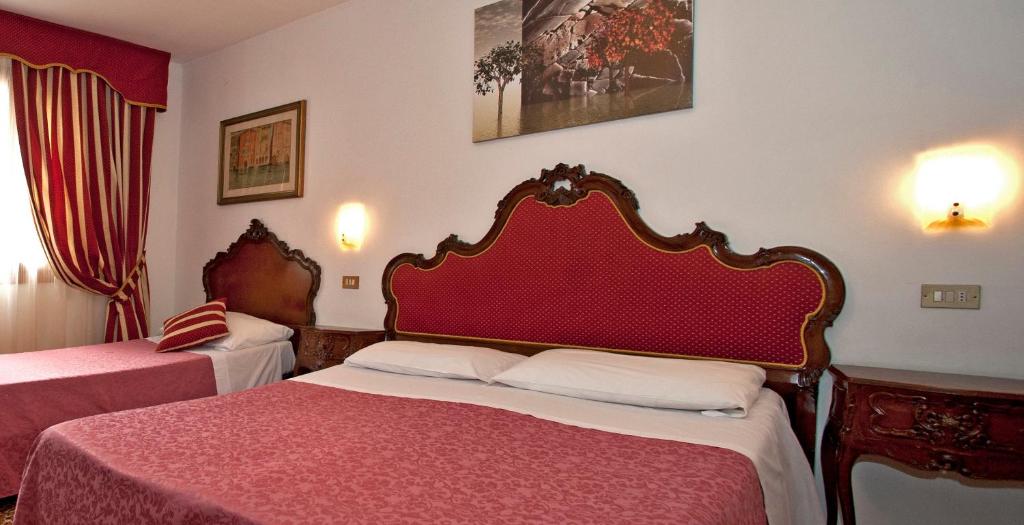 Postel nebo postele na pokoji v ubytování Hotel Fontana