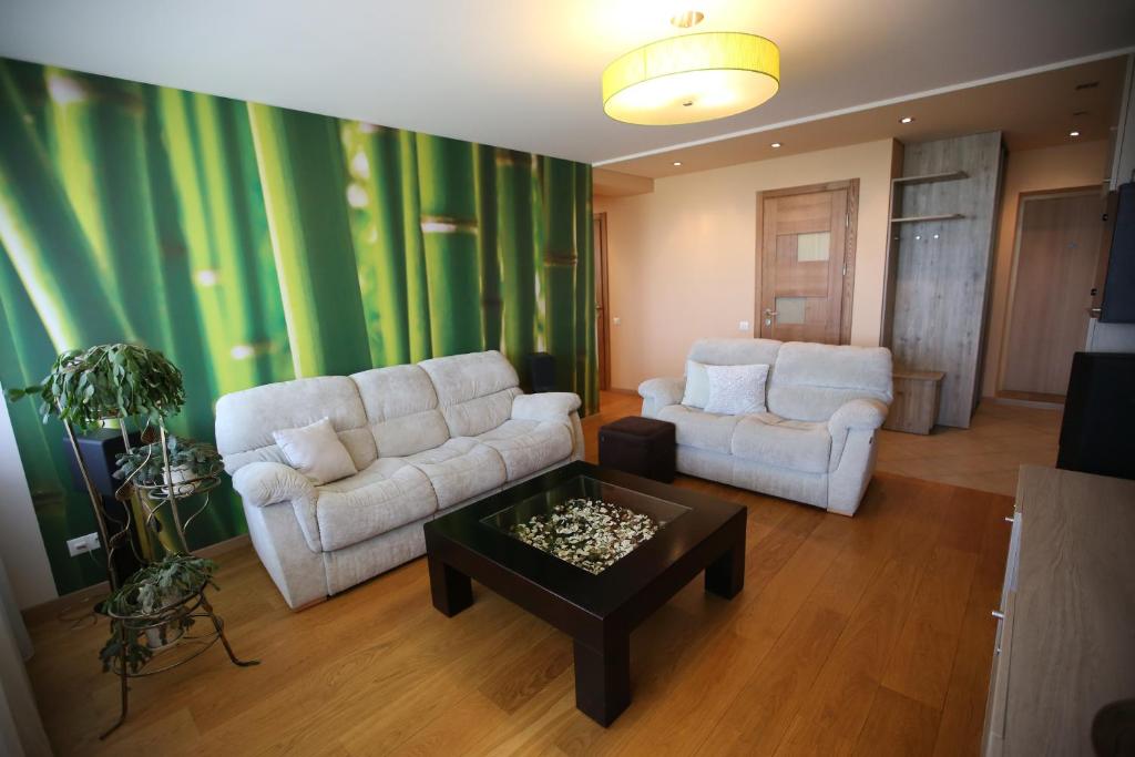 - un salon avec deux canapés et une table basse dans l'établissement Park View Apartment, à Kaunas