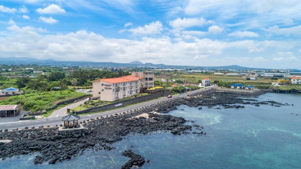 eine Luftansicht auf die Stadt und das Wasser in der Unterkunft Kensington Resort Jeju Hanlim in Jeju-do