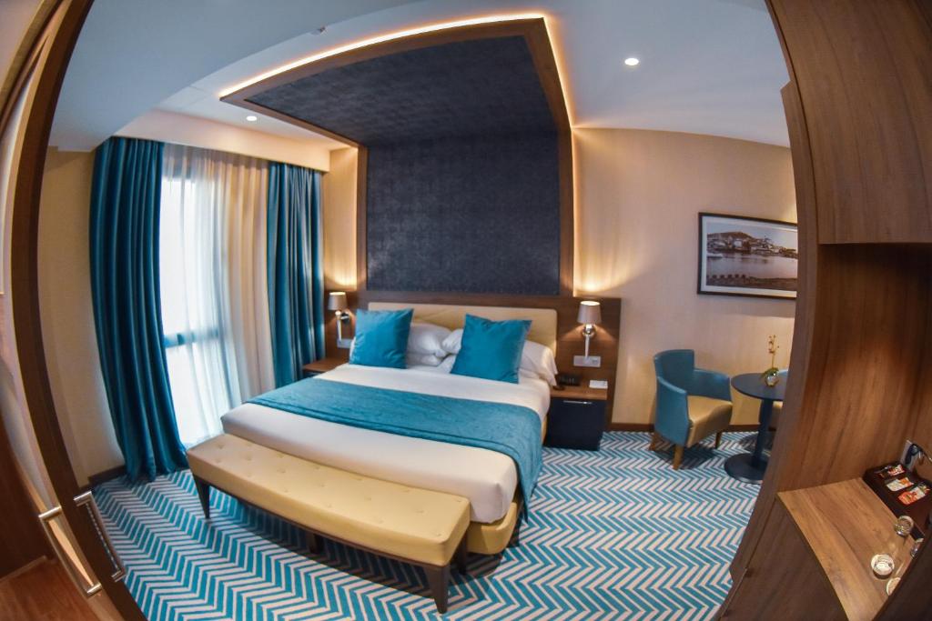 ein Hotelzimmer mit einem Bett und einem Schreibtisch in der Unterkunft AZ Hôtels Vieux Kouba in Alger