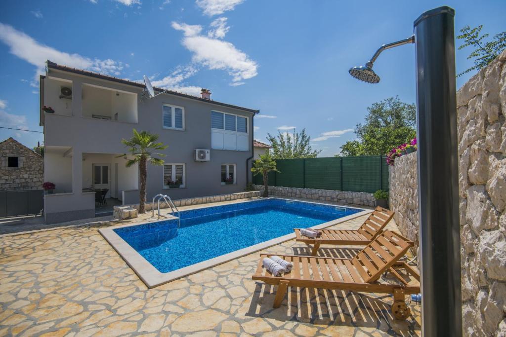 Bazén v ubytovaní Villa Natalija alebo v jeho blízkosti