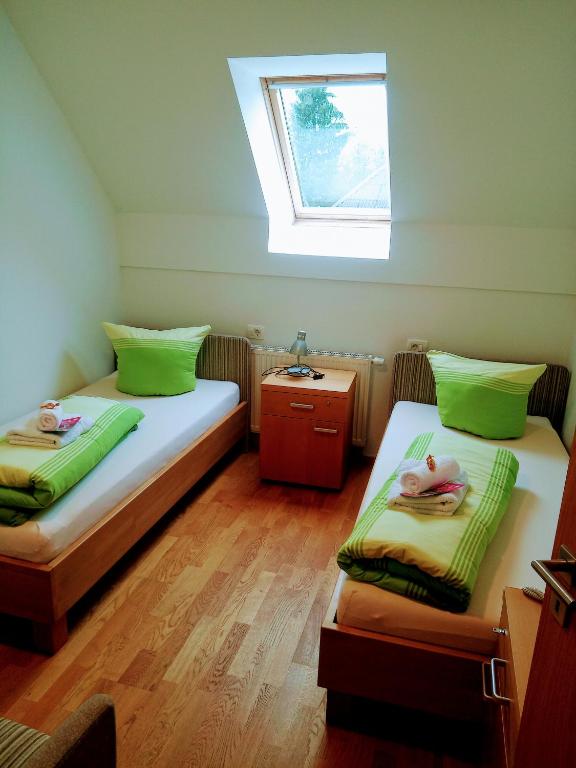 Postel nebo postele na pokoji v ubytování Garni Hotel Bovec
