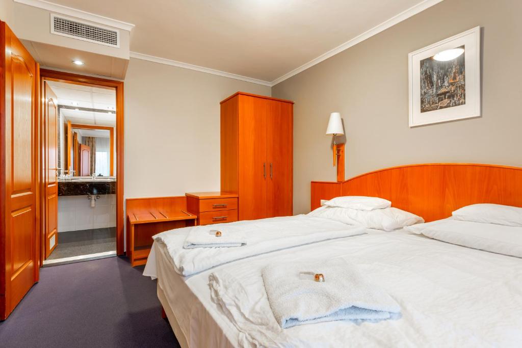 Postel nebo postele na pokoji v ubytování Szőnyi Garden Hotel Pest