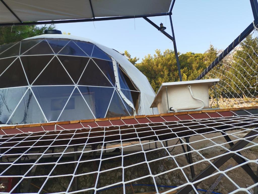 an observatory sitting on top of a metal roof at Türkdomes Glamping in Alınca