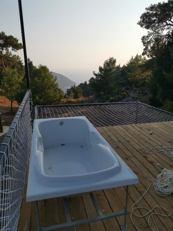 キャンプ場から撮影された、または一般的な山の景色