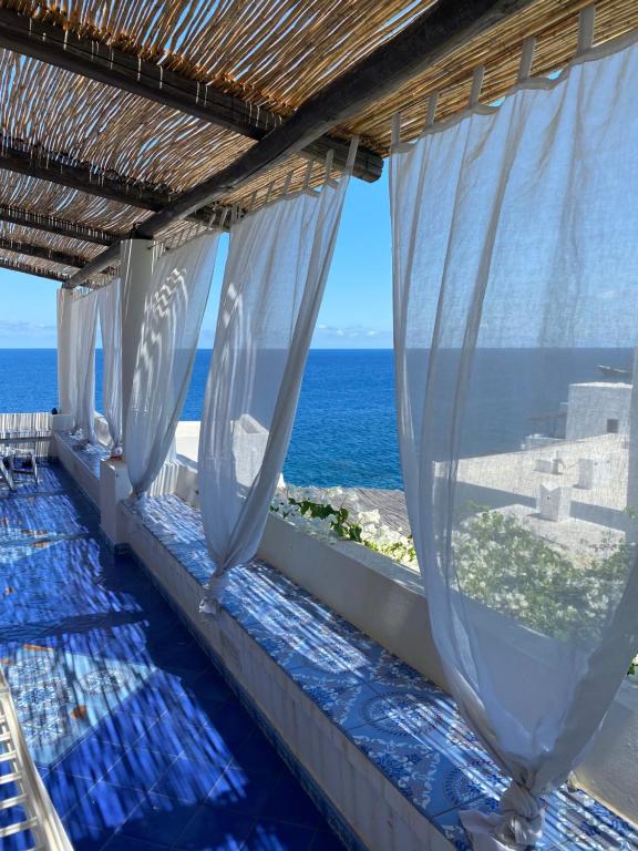 balkon z widokiem na ocean w obiekcie Casa Francesca w mieście Stromboli