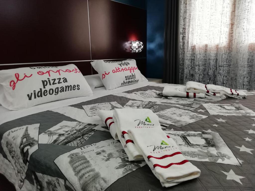 uma cama com almofadas pretas e brancas em Manu's Guest Suite em Cosenza