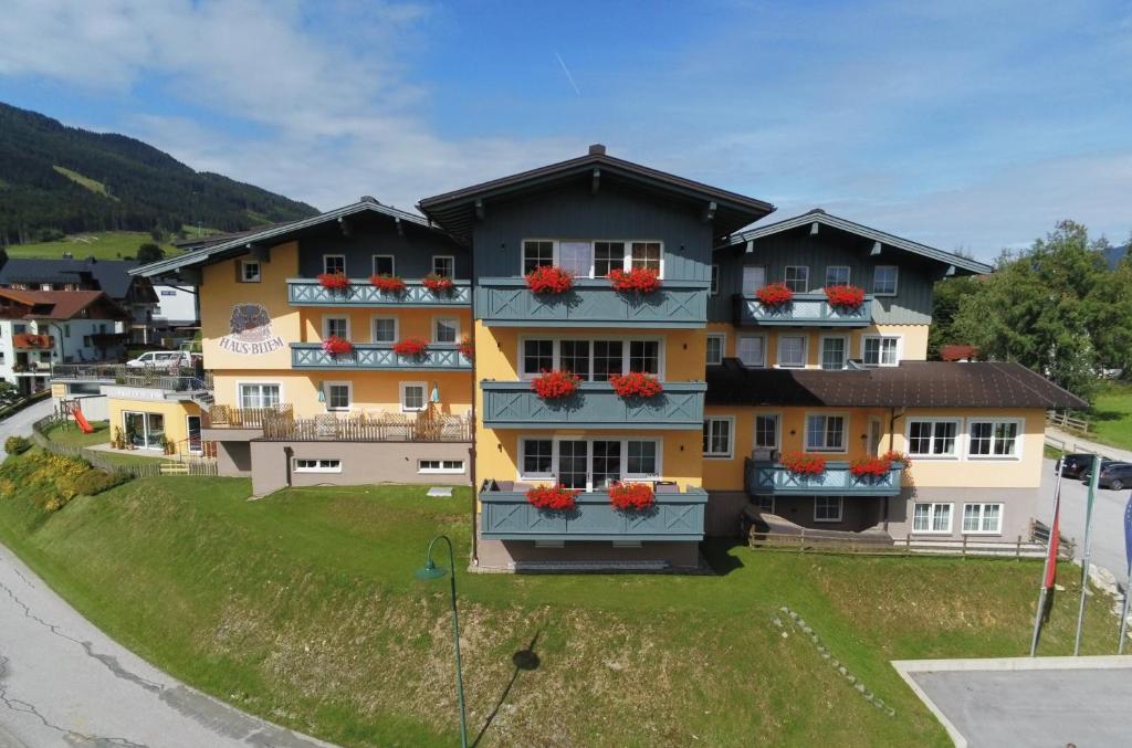 een groot gebouw met bloembakken op de balkons bij Apparthotel Bliem in Schladming