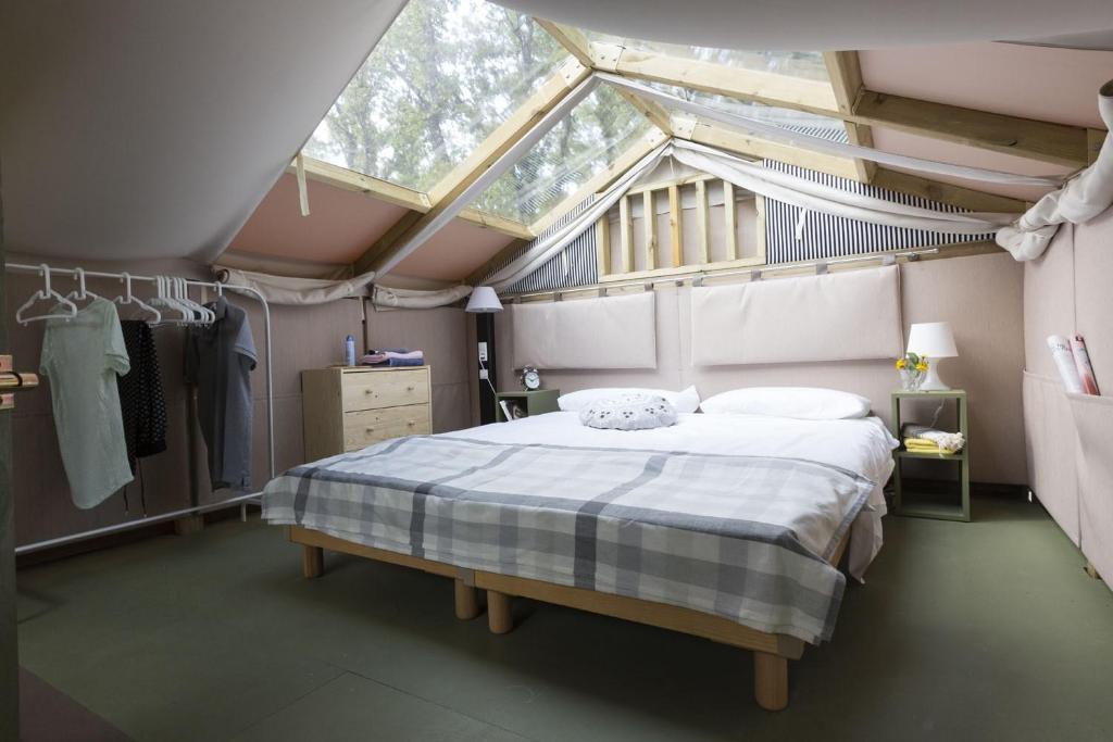 Club del Sole Romagna Family Resortにあるベッド