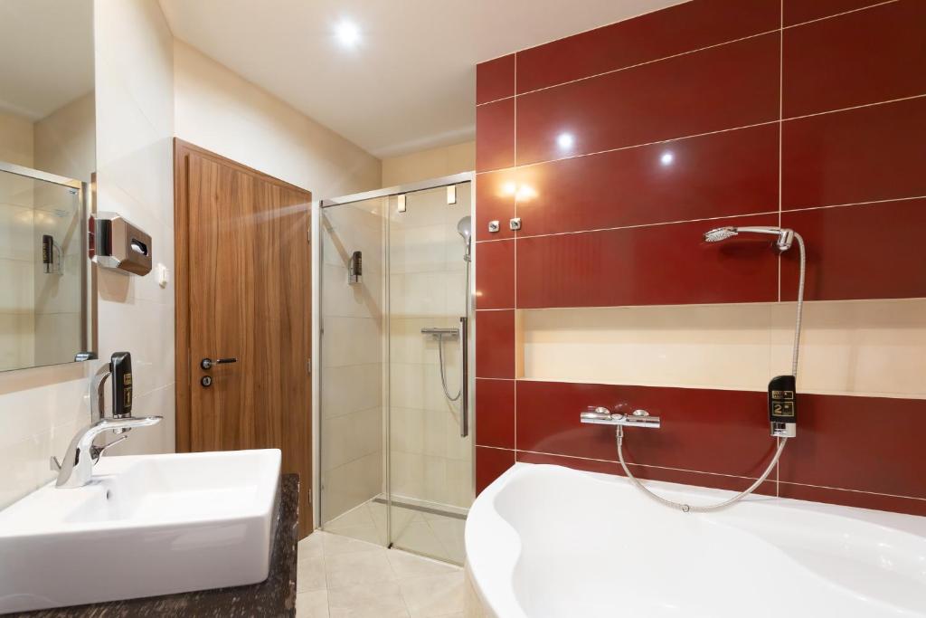 Koupelna v ubytování Tempus Club Garni Hotel