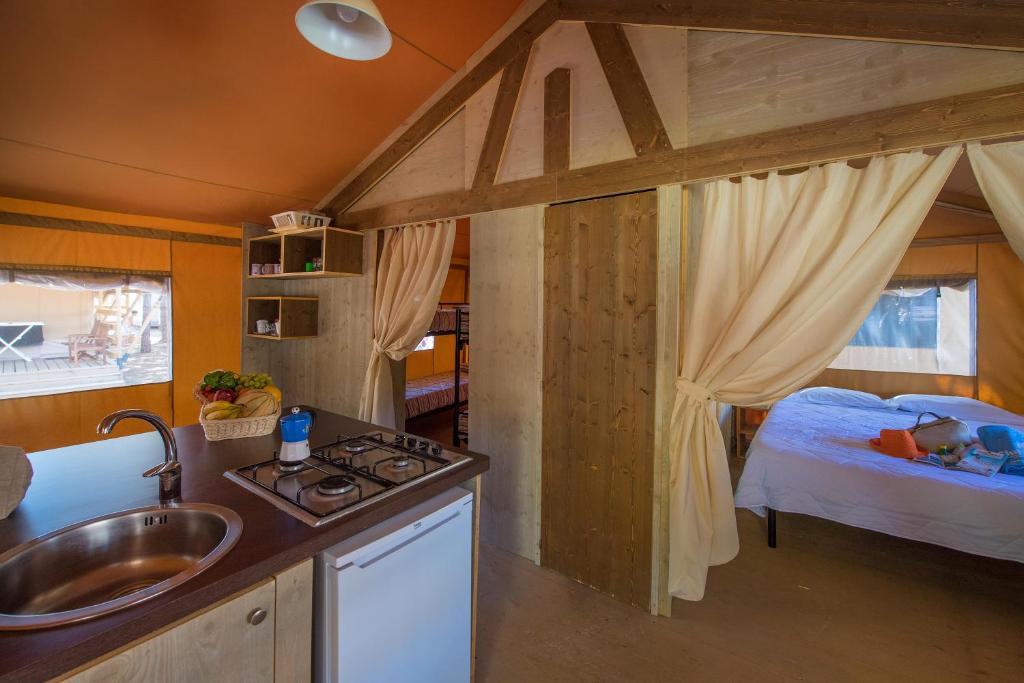 Club del Sole Romagna Family Resortにあるキッチンまたは簡易キッチン