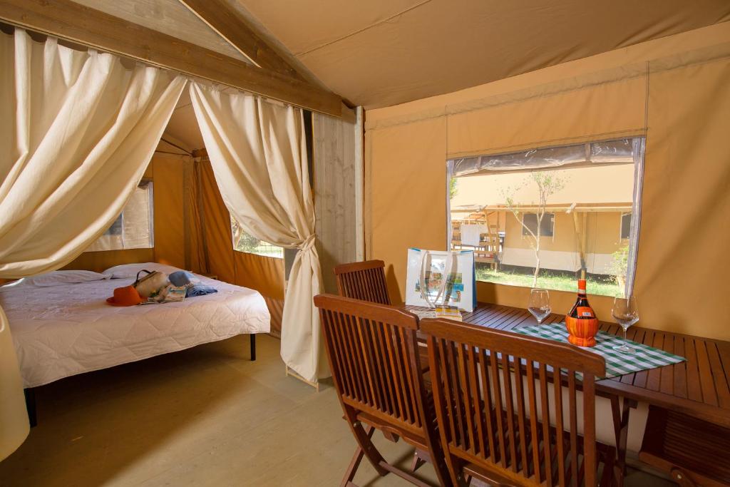Club del Sole Romagna Family Resortにあるベッド