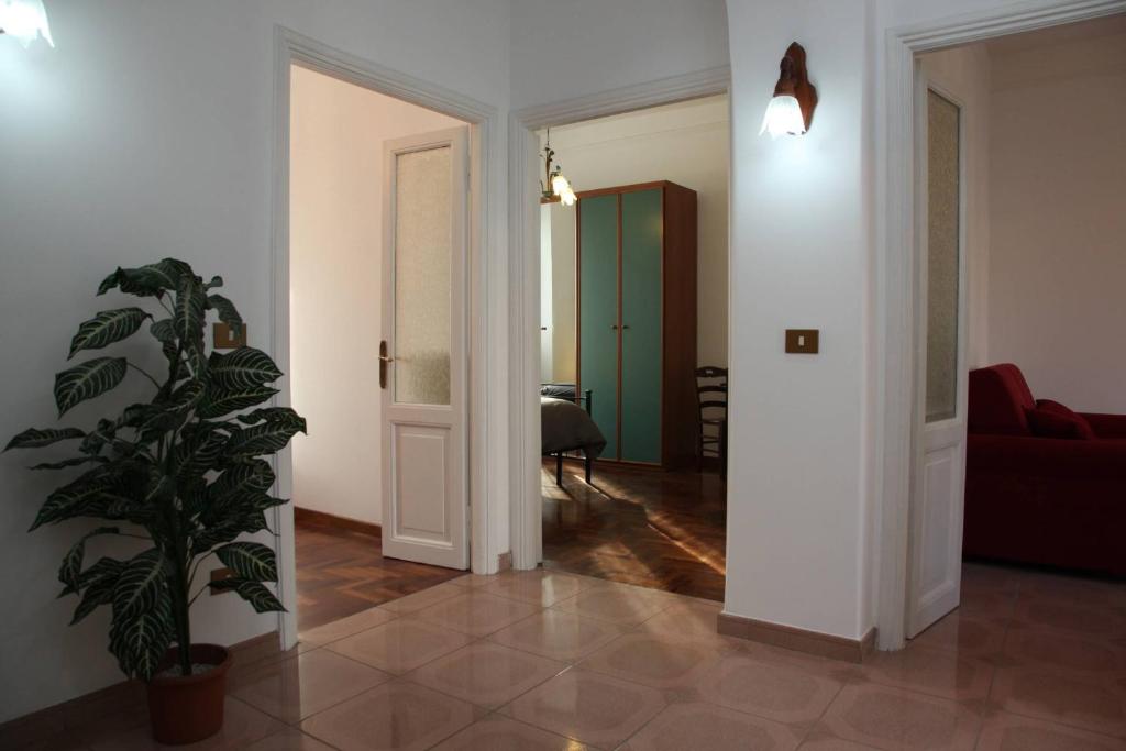 een woonkamer met een potplant en een hal bij Appartamento Lucas in Rome